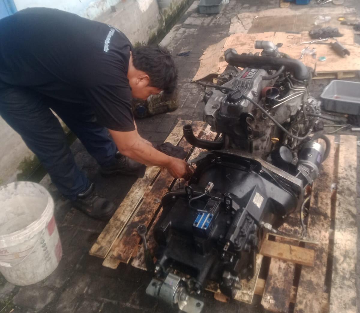 Perawatan forklift rutin - CV Bharata Nigar Persada